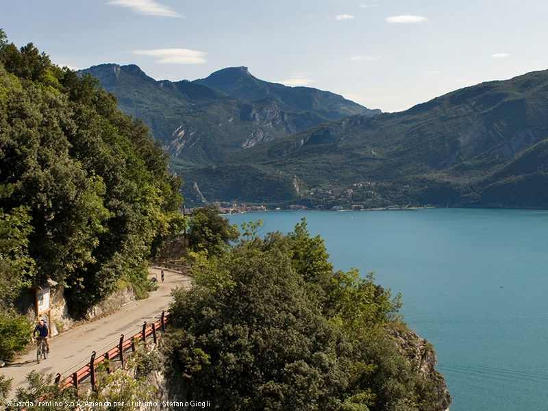 From the alpine metropolis of Innsbruck you cycle along Inn Cycle Route through the prominent mountain landscape. A short detour to Switzerland and a peppy ascent takes you to Reschen pass. From here you follow Adige Cycle Route through the sun-kissed Vinschgau valley to the South Tyrolean lower land to Trento. Let your cycling trip fade a way on the shores of Lake Garda by Riva del Garda.