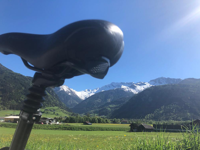 Innsbruck, Salzburger Land, die Kulisse der Krimmler Tauern, die Venedigergruppe und der Großglockner als Zentrum des Nationalparks Hohe Tauern, verbunden durch Radwege entlang der Flüsse Inn, Ziller, Krimmler Ache, Salzach, Drau, Möll bilden den geografischen Rahmen dieser beeindruckenden Radreise.