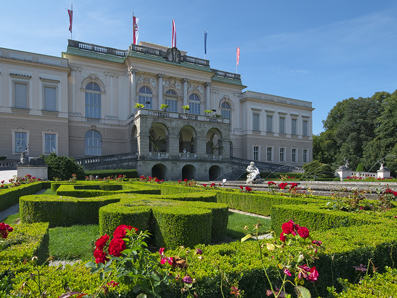 Salzkammergut, Chiemgau and Tirol - these wonderful landscapes in three regions offer warm swimming lakes, lush green alps and blooming meadows for enjoyable cycling holidays.