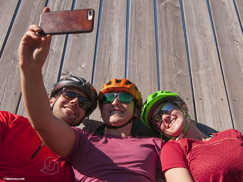 EtschRadweg, Vinschgau, Adige Cycle Path Ab der Alpenmetropole Innsbruck radeln Sie am InnRadweg durch die markante Tiroler Berglandschaft. Ein Transfer bringt Sie auf den Reschenpass und der EtschRadweg begleitet Sie durch den sonnenverwöhnten Vinschgau und das Südtiroler Unterland bis Trient. In Riva am Gardasee lassen Sie ihre Radreise gemütlich ausklingen.