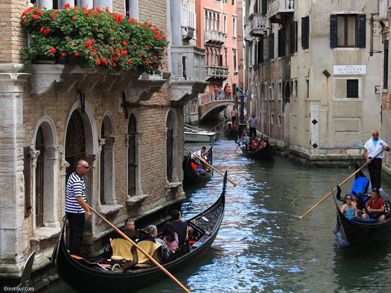 Imposing cycling trip starting in Bolzano. Cycle along Adige cycle route to Trento, glance at the famous Prosecco hills of Valdobbiadene and reach the sunny Serenissima in Venezia Venice.